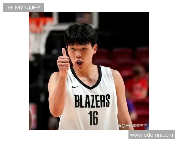 杨瀚森场边打呵欠惹争议，年纪轻轻却像睡不醒，快成下个河升镇了